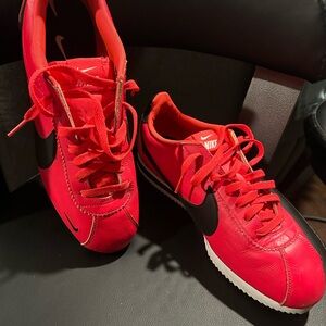 Nike Women's Red and Black Low-Profile Athletic Sneakers